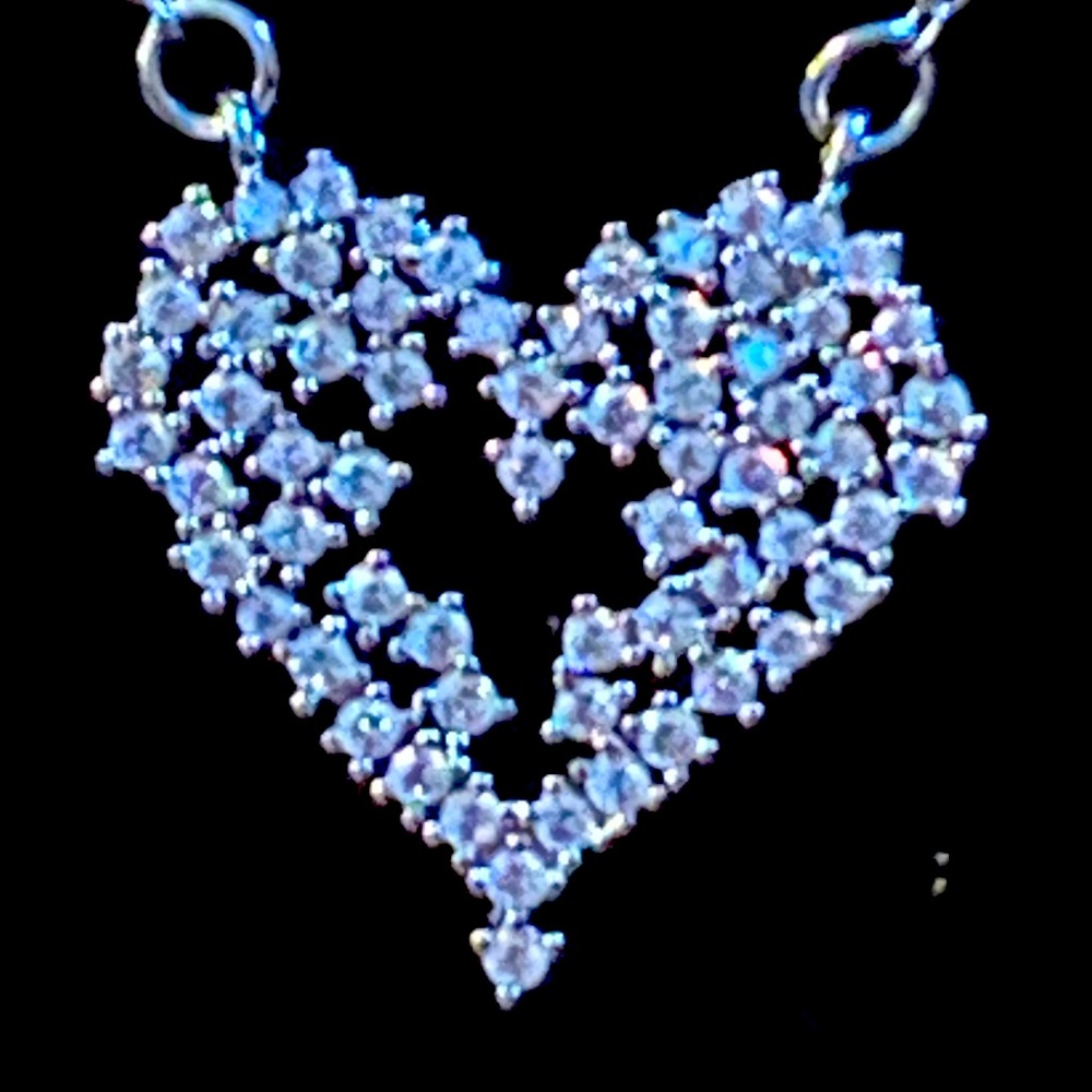 “NEW”. Stunning heart pendant.